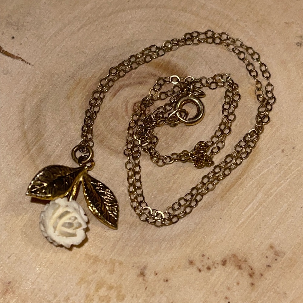 Vintage 70’s Little Rose Necklace on Gold tone chain